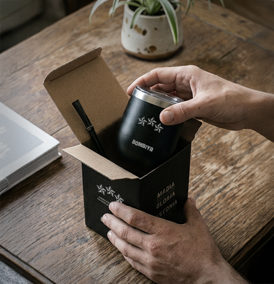Sacando el mate Bombiya de la caja en el living de una casa.